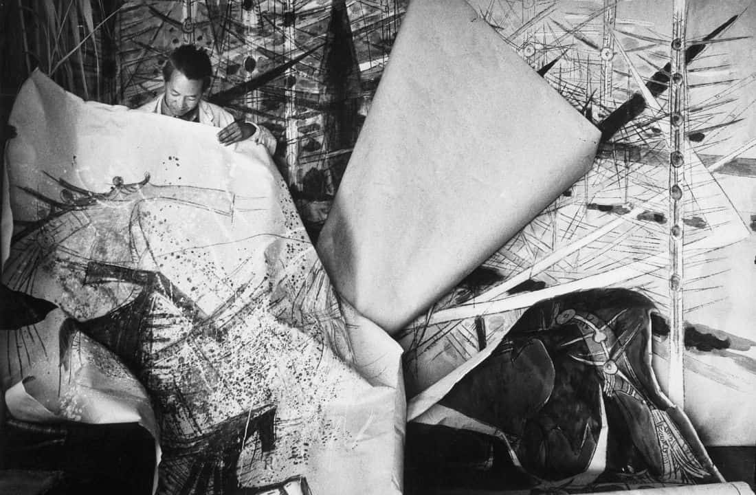 Wifredo Lam ante una de sus obras de la Serie Brousses en su taller de Albissola, 1963.