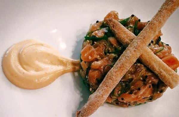 tartar de salmón, algas wakame y mayonesa picante