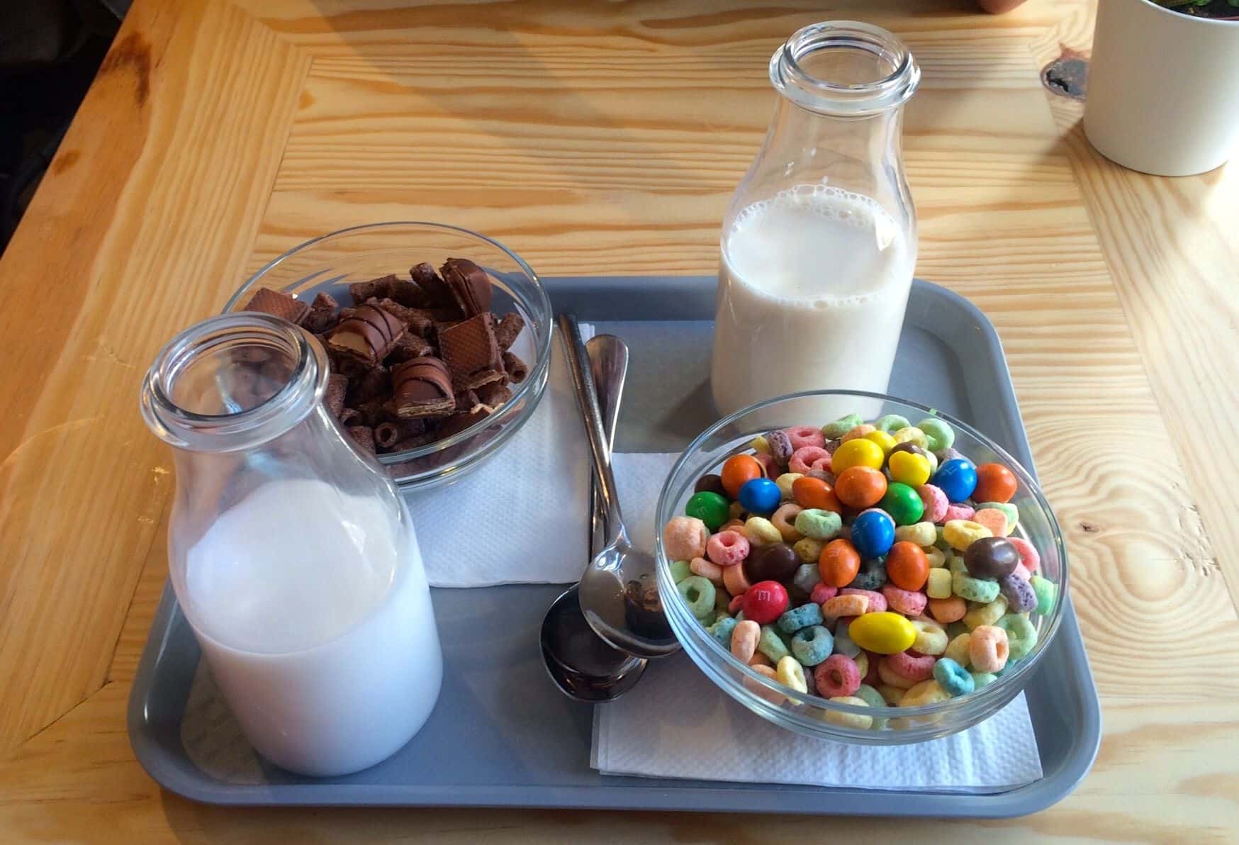 Dos tazones de cereales con leche de almendras y leche de coco / Foto: QHM