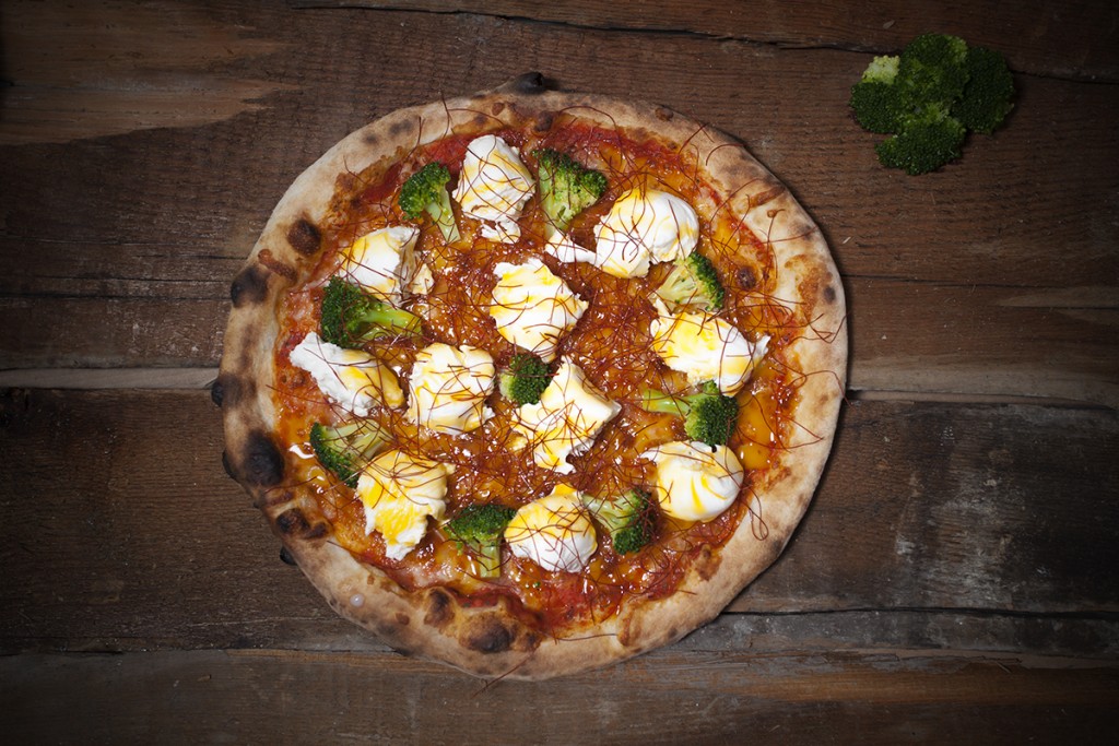 Pizza Green Bro: Tomate, mozzarella, brócoli al horno, búfala, yema de huevo y filamentos de guindilla.