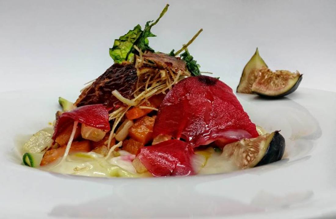 Las verduras de temporada y crujiente ibérico