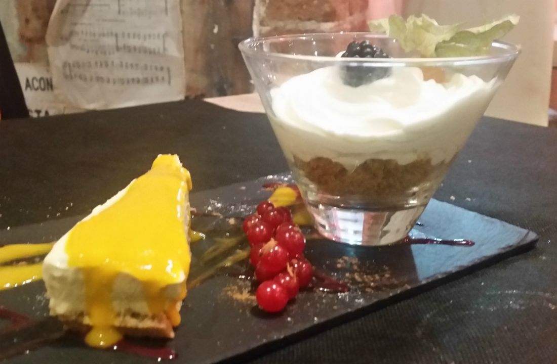 Tarta de queso azul casera, con baño de mango y galleta crujiente