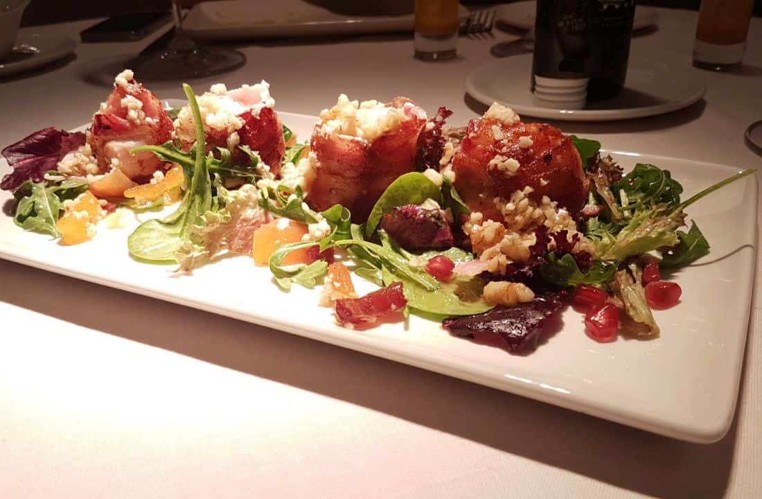 Ensalada de micromezclum con delicias de queso de cabra