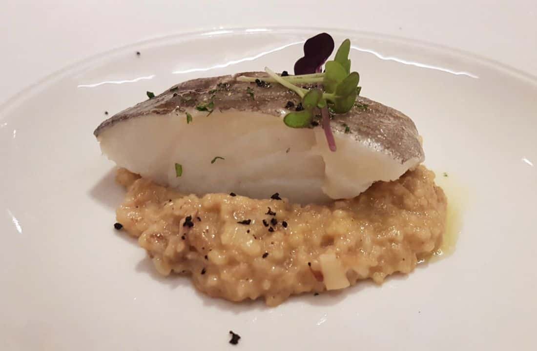Merluza de pincho al vapor sobre un lecho de cous-cous con boletus edulis