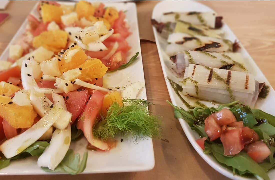 Ensalada de tomate, naranja e hinojo y Puerros rellenos de cecina al pesto de albahaca