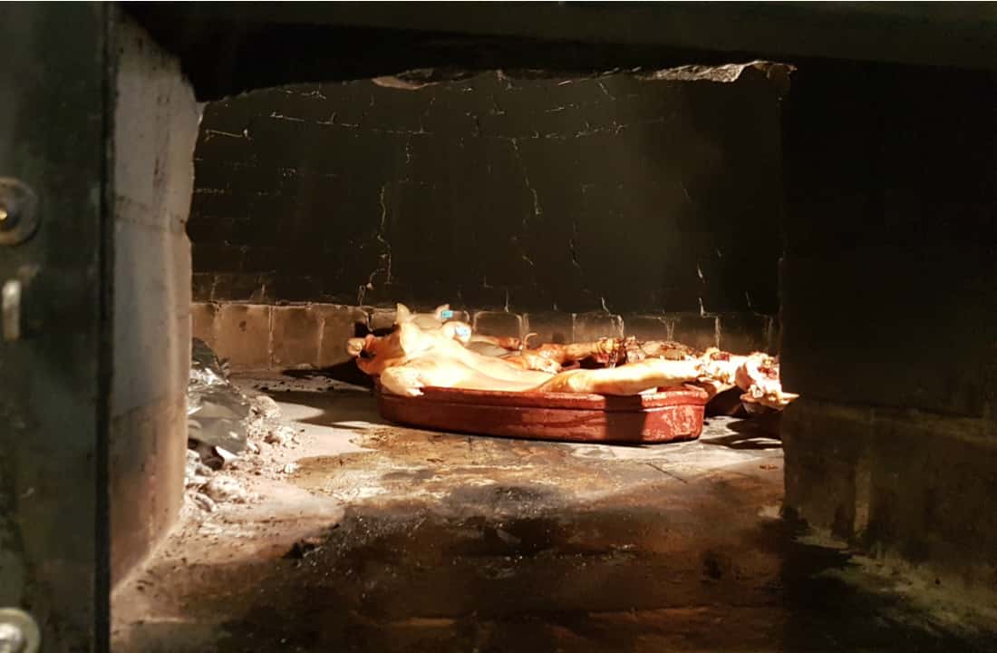 Interior del horno de leña con sus Cochinillos cocinados fuego muy lento Interior del horno de leña con sus Cochinillos cocinados fuego muy lento