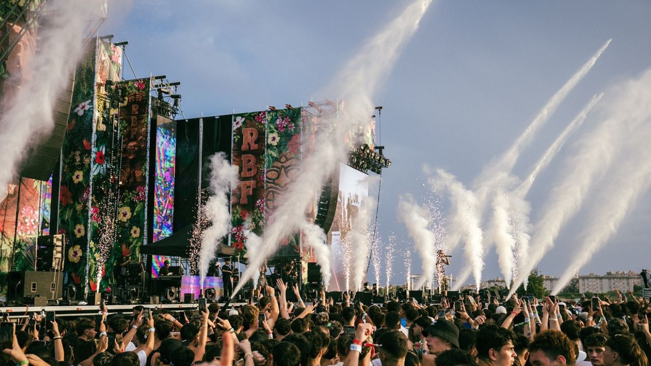 Público disfrutando del Reggaeton Beach Festival en Madrid