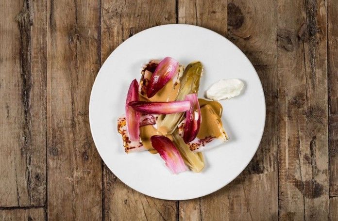 El calamar a la parrilla con endivias braseadas