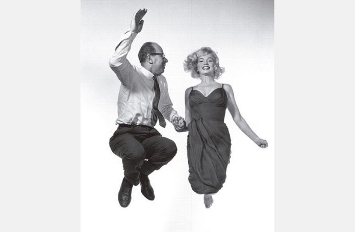 Una de las instantáneas de la serie jumpology, junto a Marilyn Monroe