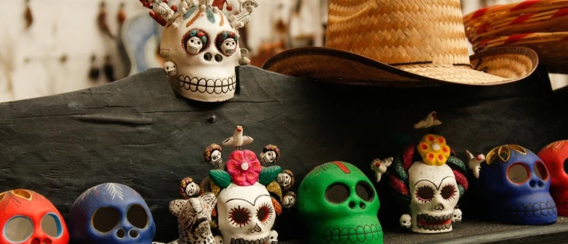 Celebra Halloween en el altar del Día de los Muertos en la Casa de México en Madrid 2