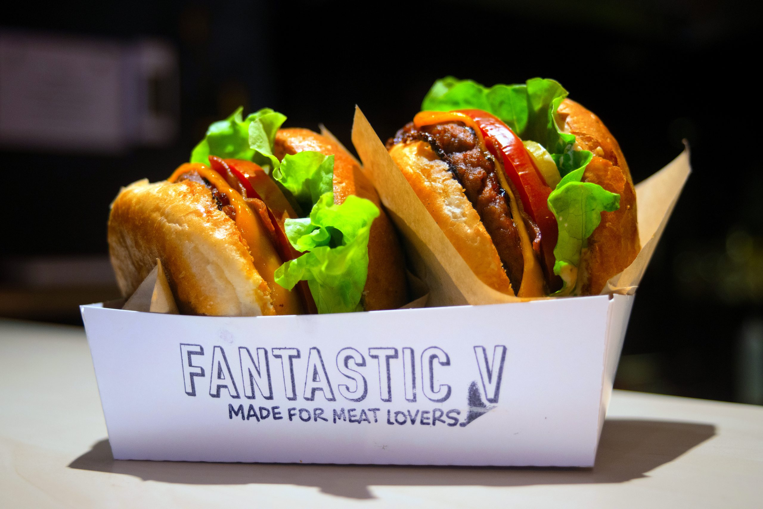 Fantastic V de Malasaña regala 500 hamburguesas veganas por su primer aniversario 3