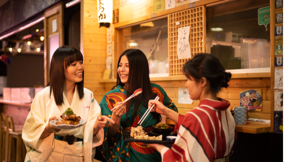 Camareras japonesas con platos