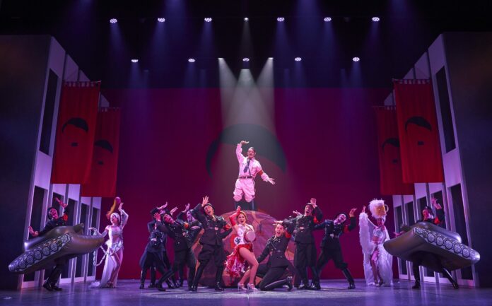 T23-The-Producers-escena-315-scaled Musical The Producers