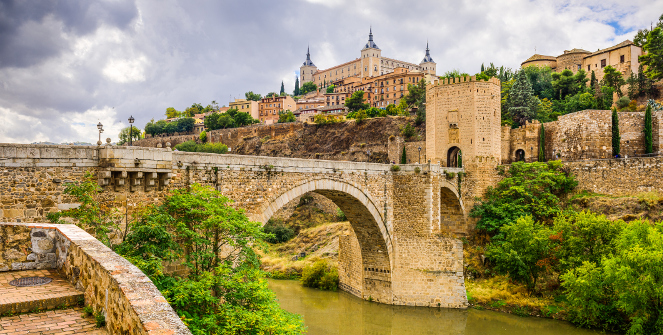 Toledo, Spain bridge on the Tagus River. Escapas en transporte público