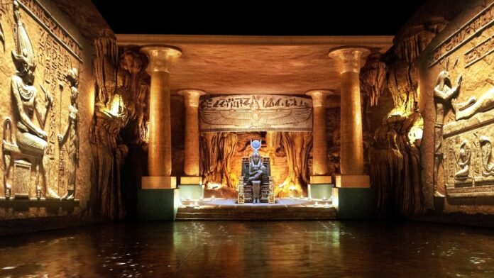 Cleopatra-exposición-inmersiva-3 Sala egipcia con trono y relieves en Cleopatra exposición inmersiva Madrid en Matadero