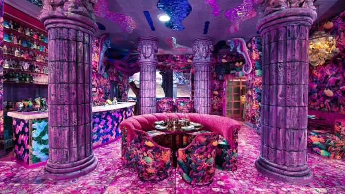 Sala principal de Bestial by Rosi La Loca con decoración marina espectacular.
