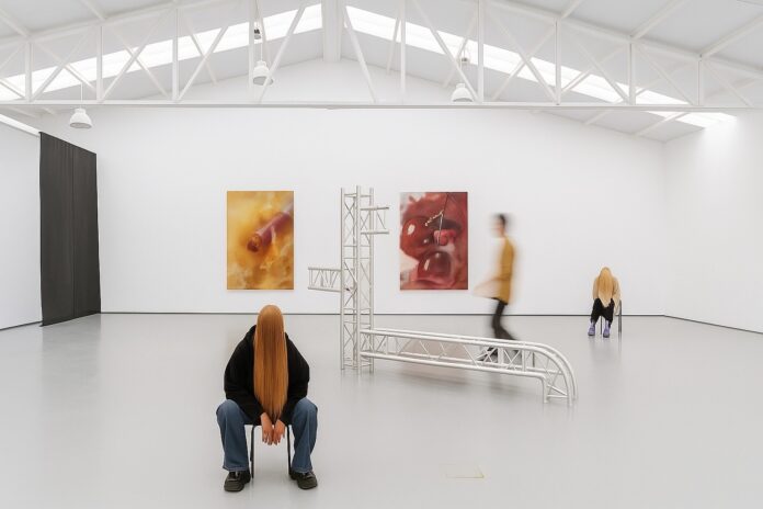 8d2df626-f54c-4e89-a41e-8a31ad211ccb Obras expuestas en una galería durante Madrid Gallery Weekend.