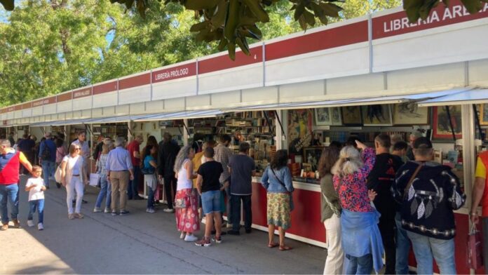 Casetas de la Feria de Otoño del Libro Viejo y Antiguo en el Paseo de Recoletos