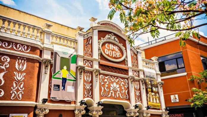 peliculas-gratis Fachada histórica del Cine Doré en Madrid iluminada de noche