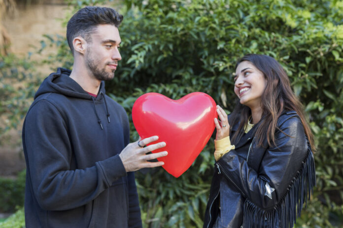 Pareja celebrando San Valentín